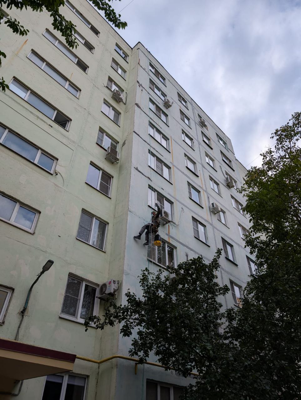 Герметизация межпанельных швов промышленными альпинистами в Таганроге