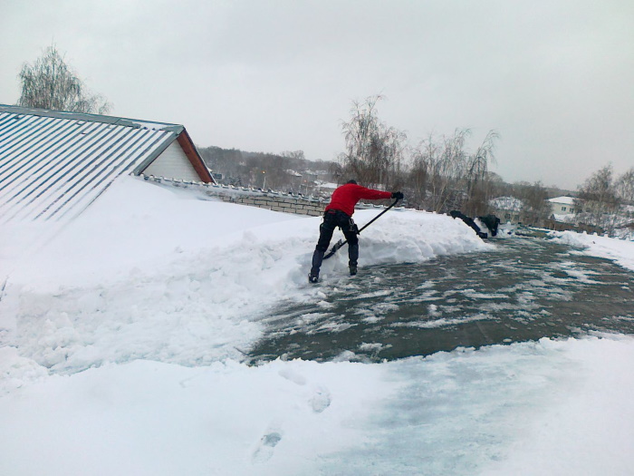 Удаление снега, наледи и сосулек промышленными альпинистами в Таганроге